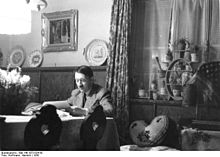 Adolf Hitler dans sa résidence de l'Obersalzberg, en 1936.